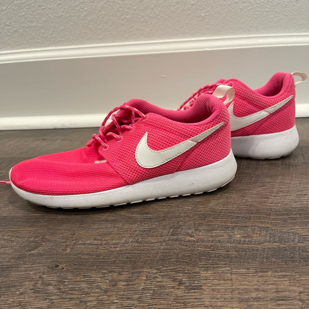 Hot pink Nike Roshe tennis shoes